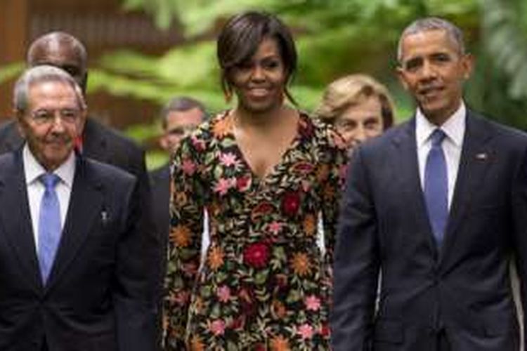 President Barack Obama bersama sang istri Michelle tiba di Istana Revolusi, Havana disambut Presiden Raul Castro, Senin (21/3/2016).