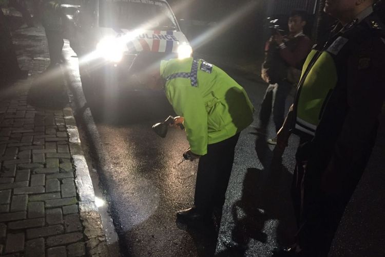 Polisi mendatangi TKP kecelakaan mobil Fortuner berwarna hitam yang diduga ditumpangi Ketua DPR RI Setya Novanto, Kamis (16/11/2017) malam.