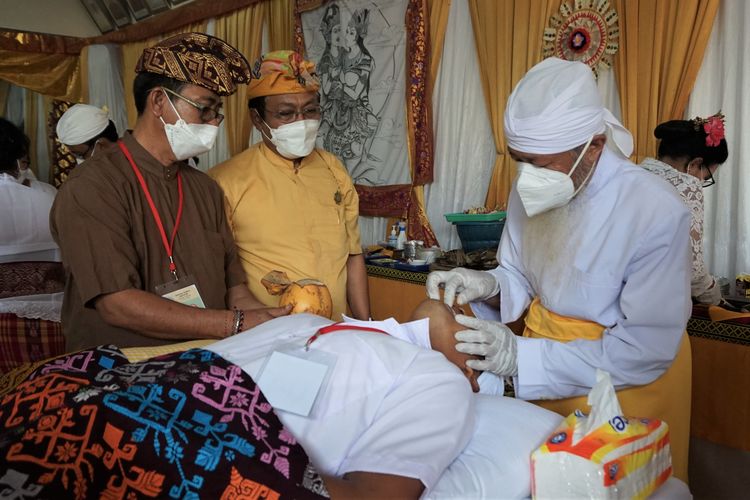 Salah satu peserta Upacara Potong Gigi Massal yang diselenggarakan oleh Banjar Ciledug, Tangerang, pada Minggu (3/7/2022) di Pura Dharma Sidhi, Ciledug, Kota Tangerang, Banten.