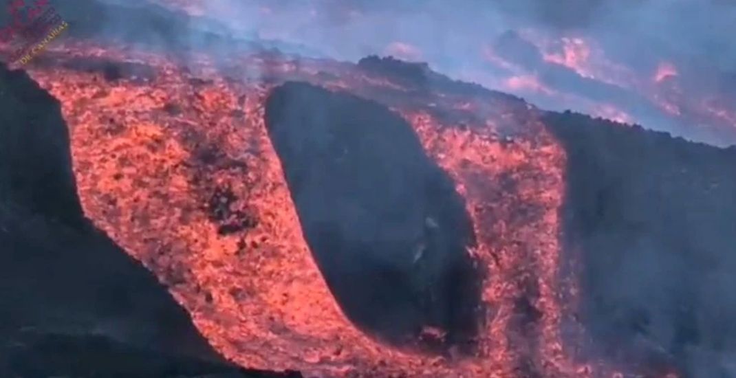 Aliran lava tampak mengalir di laguna dekat gunung berapi di La Palma, Kepulauan Canary, Spanyol, pada 22 November 2021 dalam potongan gambar yang didapat dari video yang beredar di media sosial.
