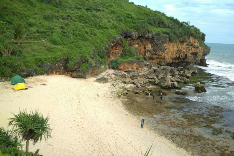 Menikmati Kesunyian Dan Keindahan Pantai Ngeden