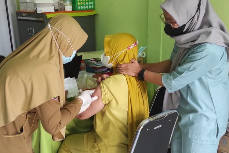 Salah satu tenaga kesehatan (nakes) Kabupaten Malang dilakukan penyuntikan vaksin Covid-19 booster kedua atau dosis keempat.