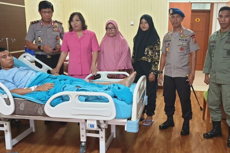 Kapolda Maluku, Irjen Pol Royke Lunowa bersama istrinya dan Komandan Satuan Brimob Polda Maluku, Kombes Pol Muhqma Guntur menjenguk anggota Brimob Polda Maluku, Barada Luky Darmadi di rumah sakit Polri Jakarta, Selasa (21/12020).