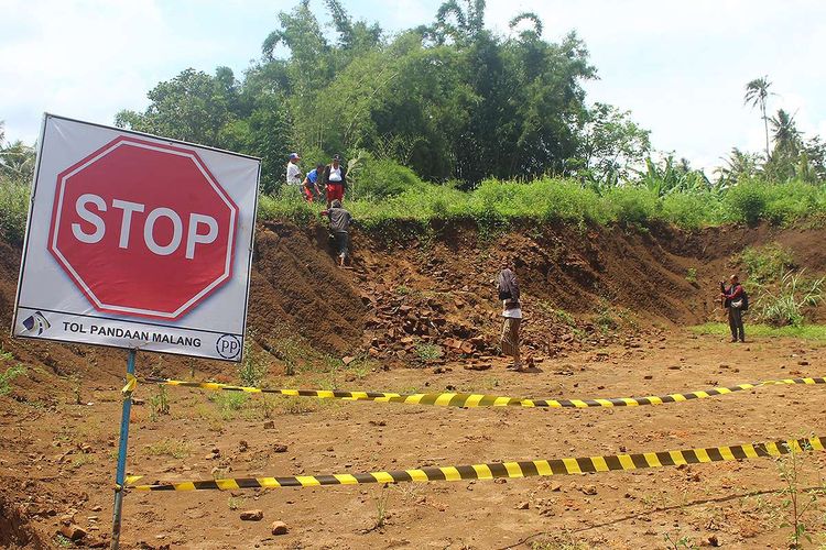 Situs purbakala diduga bangunan pura pada masa Kerajaan Majapahit ditemukan di ruas pembangunan Jalan Tol Pandaan-Malang seksi 5 kilometer ke-37 di Desa Sekarpuro, Kecamatan Pakis, Kabupaten Malang, Minggu (10/3/2019). Sebagian bangunan sudah hancur terkeruk alat berat, sebagian lainnya masih terpendam.