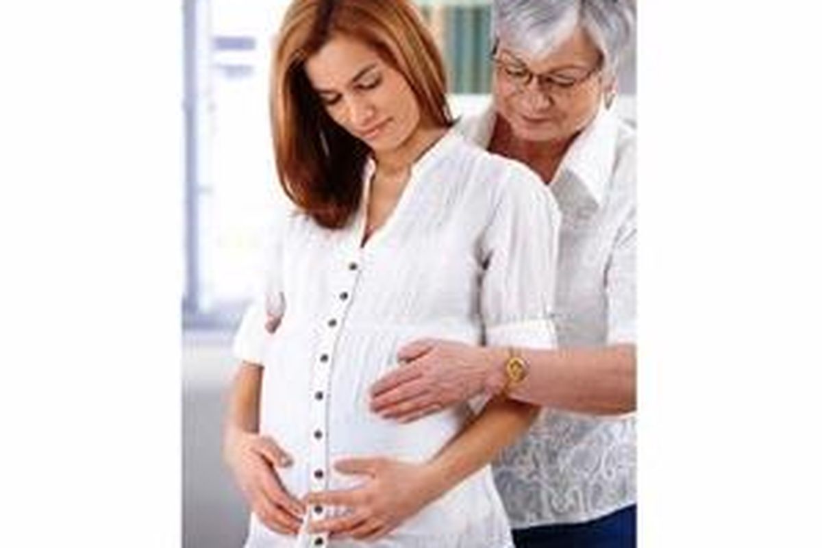 Jika Anda menganggap ibu mertua itu tukang ngatur, coba berikan dia kesempatan untuk melakukan sesuatu bagi calon cucunya.