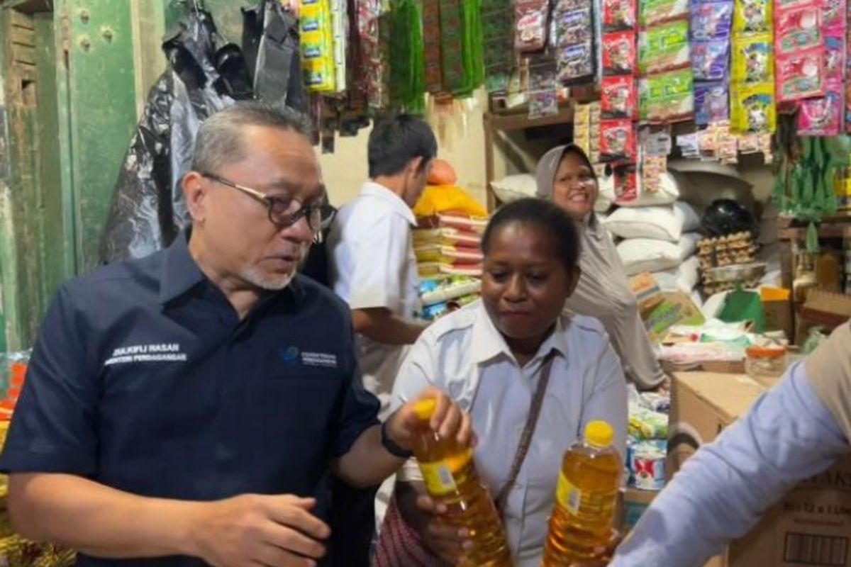Menteri Perdagangan Zulkifli Hasan (Mendag Zulhas) meninjau Pasar Sentral Remu di Kota Sorong, Papua Barat, Rabu (21/12/2022). 