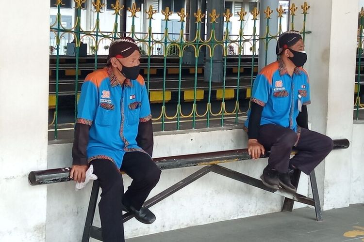 Suratman (Kiri) dan Suroso (kanan) saat menunggu penumpang di depan stasiun Tugu Yogyakarta, Kamis (20/8/2021)