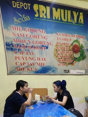 Pelanggan sedang menikmati masakan cap jay di depot Sri Mulya di Jalan Veteran No.16 Kelurahan Pekuncen, Kecamatan Panggungrejo, Kota Pasuruan, Kamis (27/02/2025).