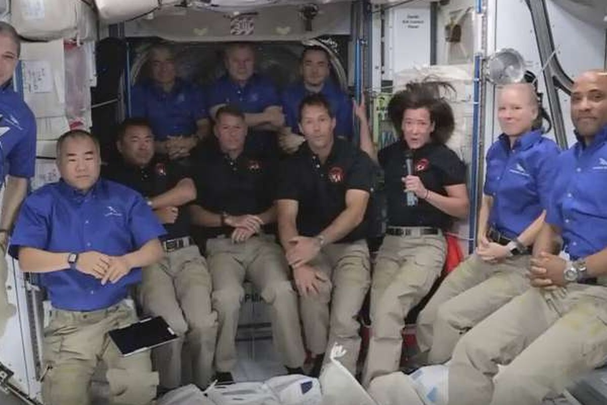 Sebelas astronot berkumpul untuk melakukan panggilan dengan masing-masing pemimpin badan antariksa mereka. 