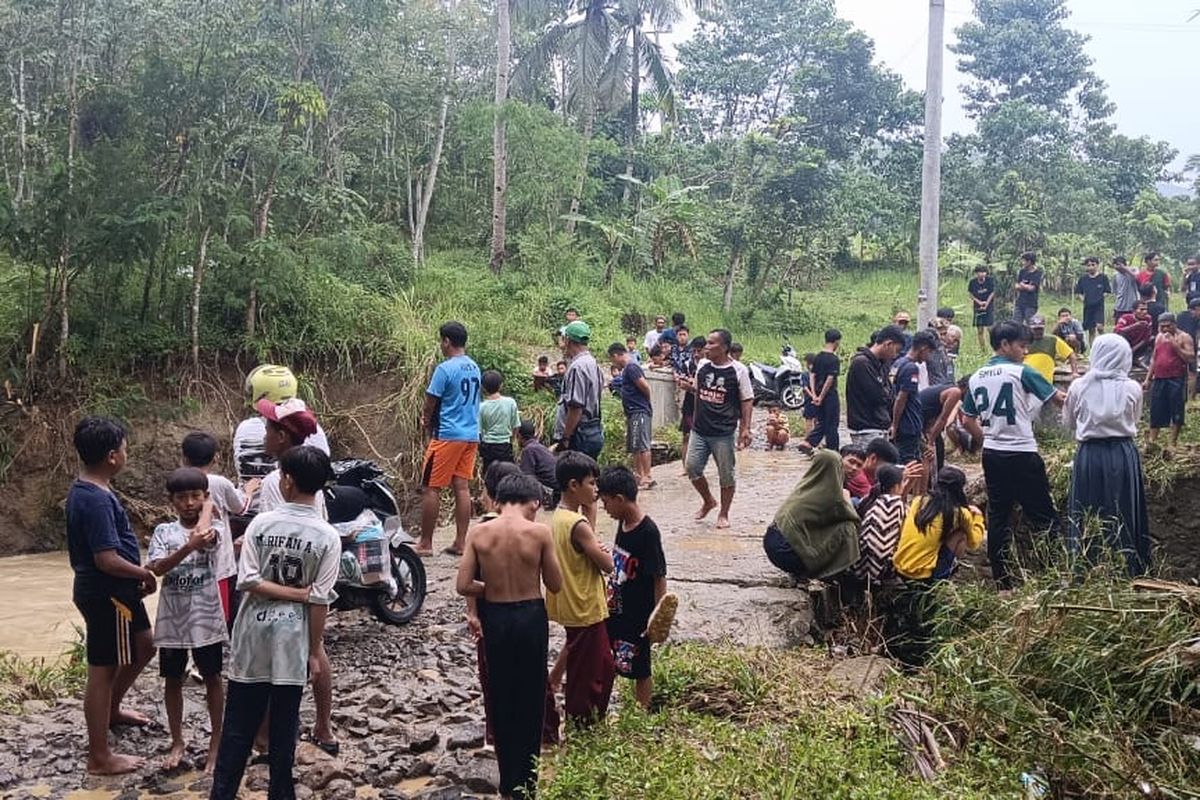 Sejumlah masyarakat saat berada di area hilangnnya Guntur yang terbawa arus sungai. Selasa (15/4/2025).