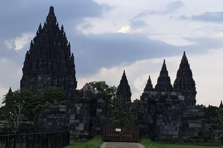 Ilustrasi Candi Prambanan.