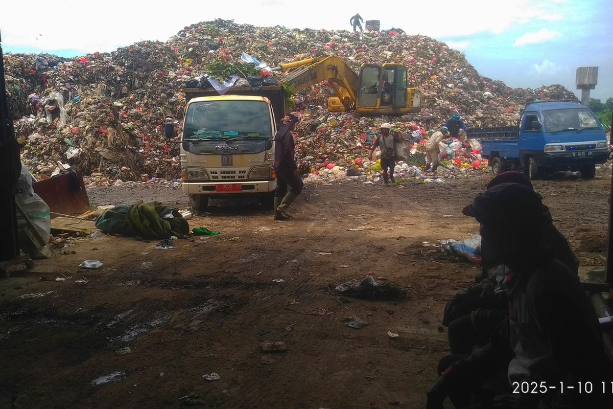 Di Balik Membeludaknya Sampah TPA Tanjungrejo Kudus