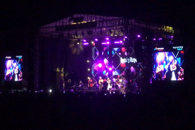 Grup musik Kahitna memukau para penonton dengan lagu-lagu andalannya di Balkonjazz Festival 2022 di kawasan Balai Ekonomi Desa Perusahaan Gas Negara (Balkondes PGN) Karangrejo, Borobudur, Magelang, Jawa Tengah pada Sabtu (14/5/2022) malam.