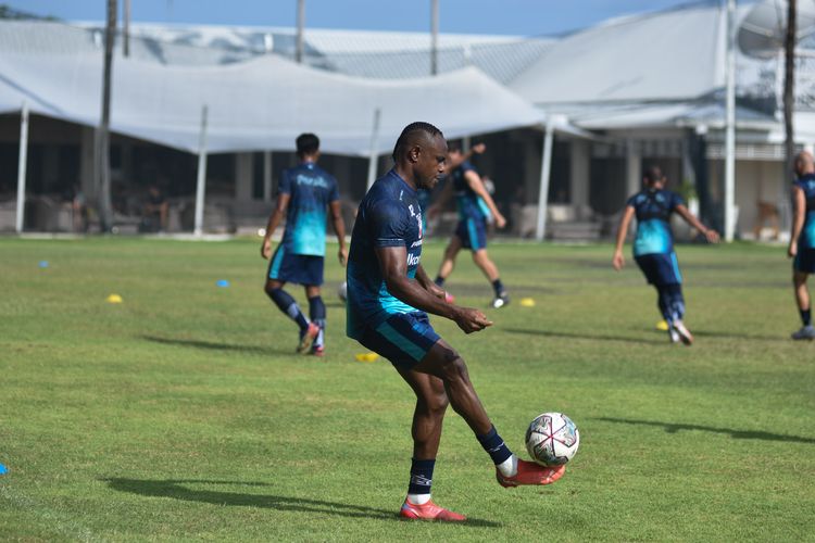 Victor Igbonefo dalam sesi latihan tim Persib Bandung di Finns Recreation Club, Canggu, Minggu (9/1/2022).