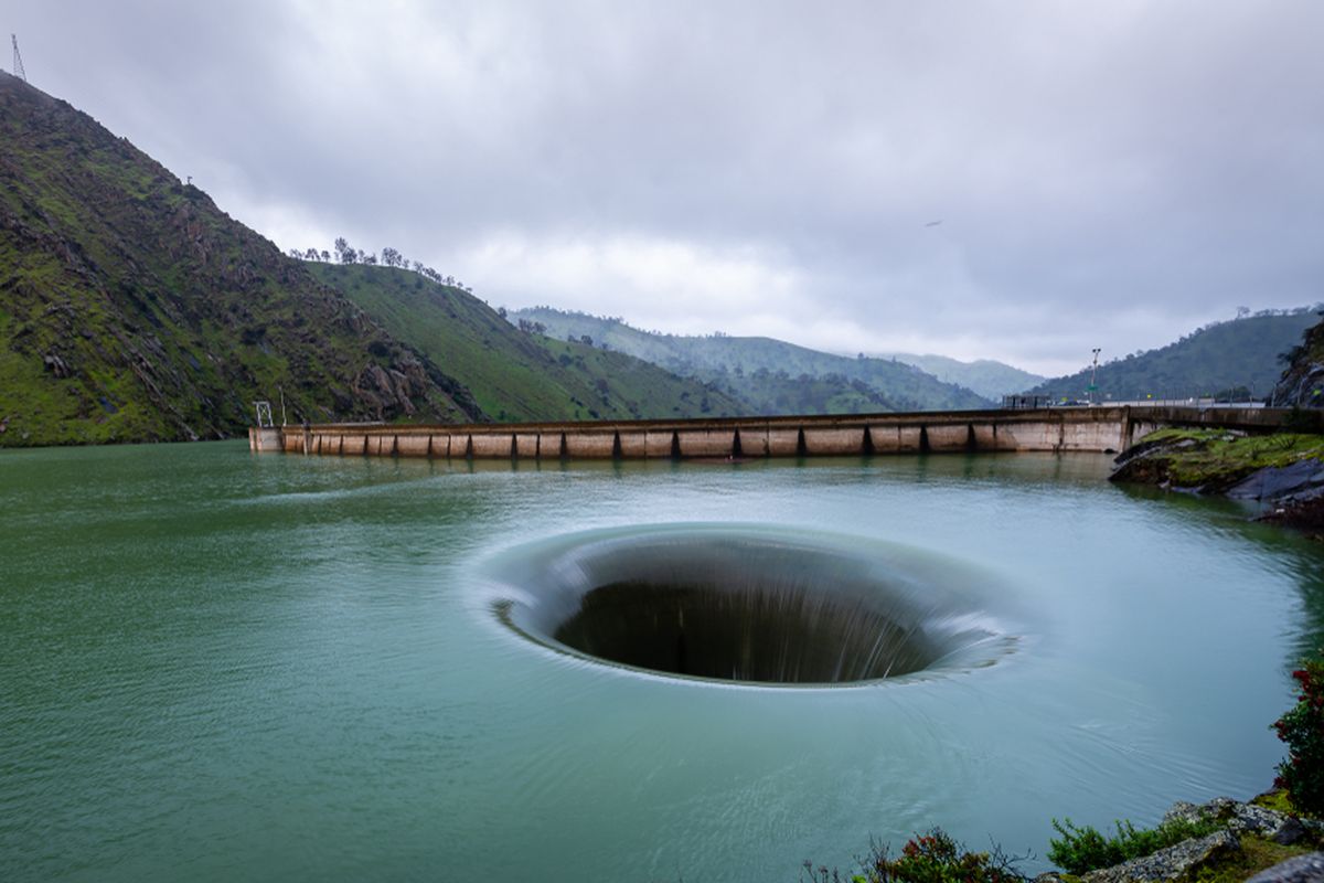 Sebuah lubang aneh berada di Danau Berryessa di Napa Timur, California, Amerika Serikat. Lubang ini adalah saluran yang dibangun untuk mengontrol kapasitas air. Lubang ini dijuluki Gerbang Neraka.