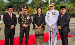 Bersama Presiden Jokowi, Mentan Amran Peringati Hari Pahlawan di TMP Kalibata