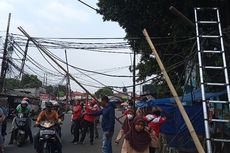 Truk Tabrak Kabel Menjuntai di Kedaung Tangsel, Warga Berteriak Panik