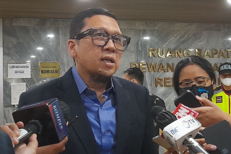 Ketua Komisi II DPR dari Fraksi Golkar Ahmad Doli Kurnia di Kompleks Parlemen Senayan, Jakarta, Senin (27/6/2022).