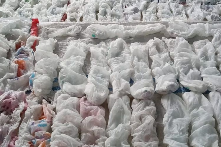 Choirul Anwar (35), warga  Kelurahan Tamanbaru, Kecamatan Banyuwangi Jawa Timur, memanfaatkan limbah popok bayi untuk  sejumlah kerajinan hingga pupuk cair.