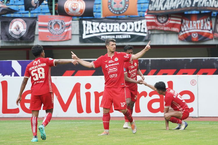 Para pemain Persija Jakarta saat melawan Bali United pada pekan ke-18 Liga 1 2022-2023 di Stadion Patriot Chandra Bhaga, Kota Bekasi, Minggu (15/1/2023). Pekan ini, Persija akan melawan Arema FC di Stadion Patriot Candrabhaga, Minggu (12/2/2023).