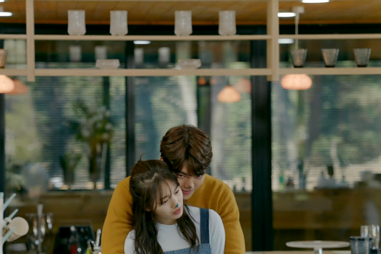 Bae Suzy dan Kim Woo Bin dalam serial drama romantis Uncontrollably Fond (2018).