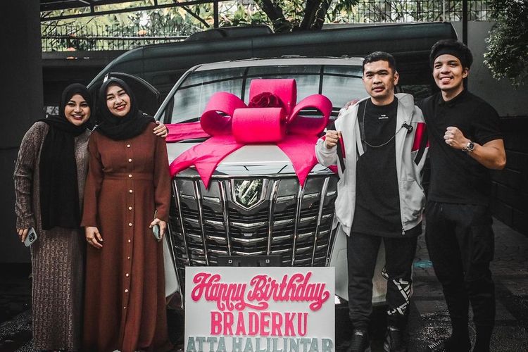 Atta Halilintar dapat kado ulang tahun ke-27 dari pengusaha Putra Siregar berupa satu unit mobil Toyota Alphard.