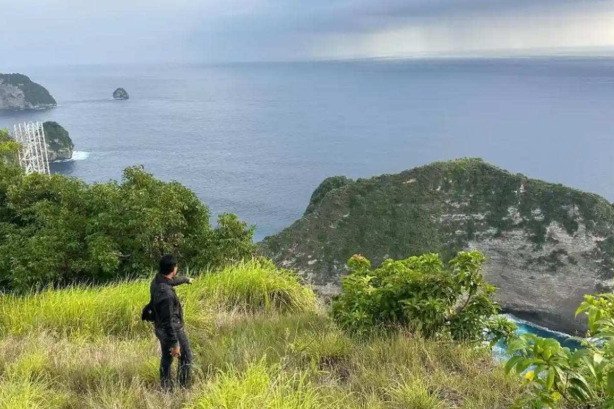 Aparat kepolisian tengah melacak keberadaan WNA pemeran video asusila yang diduga direkam di kawasan objek wisata Pantai Kelingking, Nusa Penida, Bali.