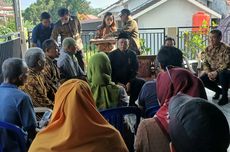 Kunjungan ke Balikpapan, Nusron Serahkan 44 Sertifikat Tanah Warga