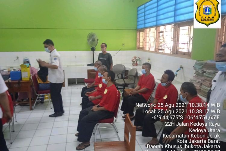 Sebanyak 14 orang orang dengan gangguan jiwa (ODGJ) mengikuti vaksinasi Covid-19 di gerai vaksin Covid-19 di SDN 09, Kedoya Utara, Kebon Jeruk, Jakarta Barat, pada Rabu (25/8/2021).
