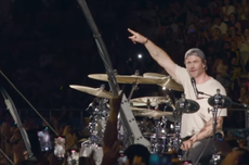 Bersahabat, Chris Hemsworth Mendadak Tampil Main Drum di Konser Ed Sheeran