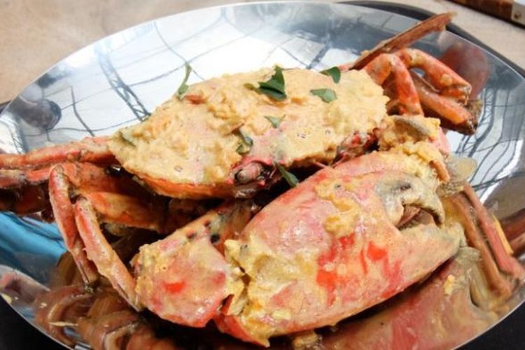 Kepiting Raja Super Jantan saus telur asin di Dapur Seafood. 
