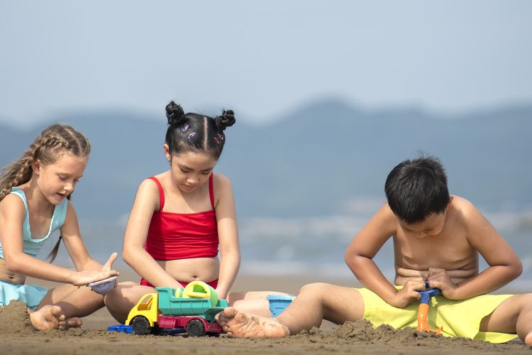 Ilustrasi berlibur ke pantai.