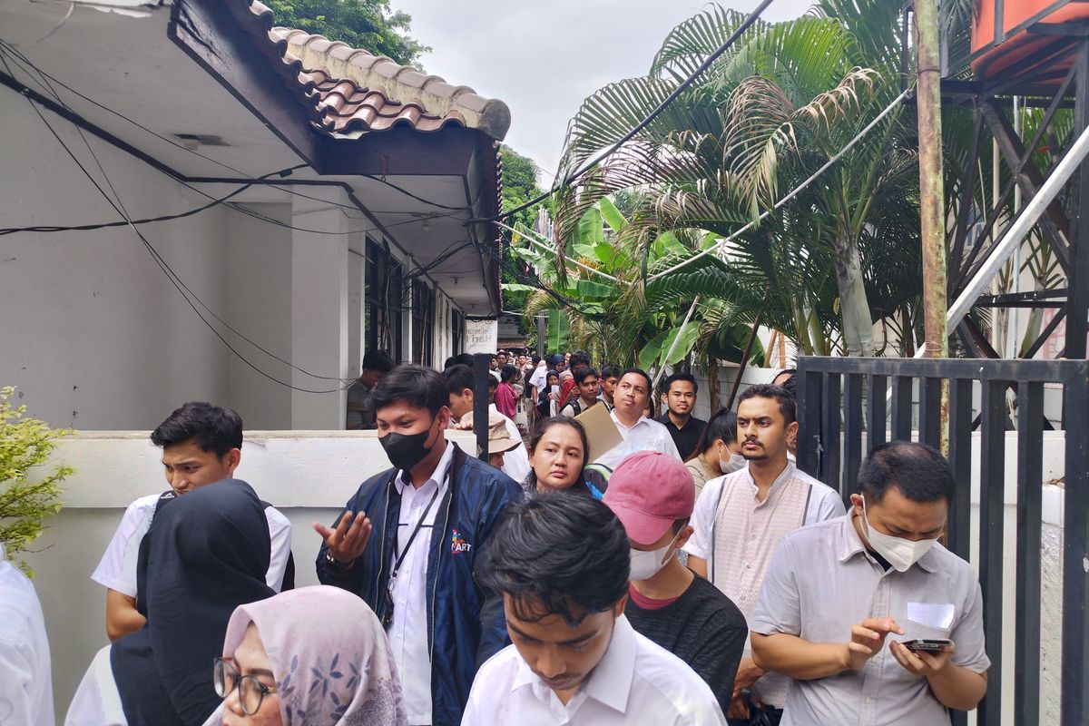 Antrean panjang calon pemilih yang hendak mengurus perpindahan TPS di KPU Jakarta Pusat, Senin (14/1/2024).