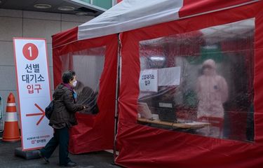 Seorang wanita lanjut usia memasuki stan pengujian coronavirus baru di luar rumah sakit Yangji di Seoul pada 17 Maret 2020.