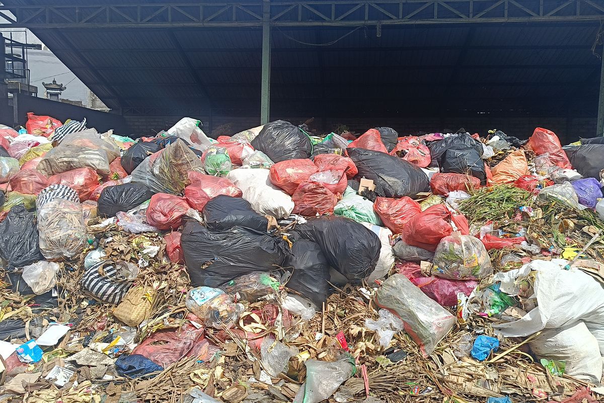 Kondisi tumpukan sampah plastik di Bali.