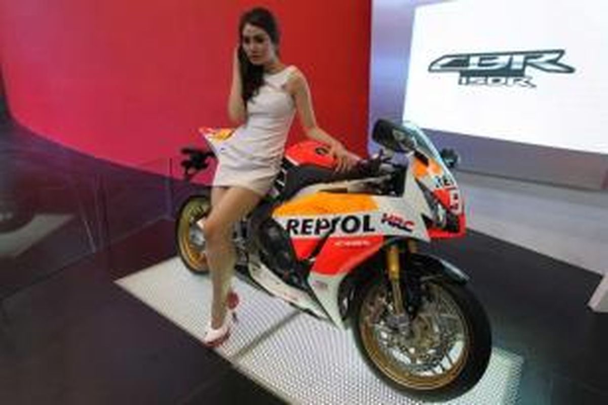Honda CBR 150R dipamerkan pada pembukaan Indonesia Motorcycle Show 2014 di Jakarta Convention Center, Jakarta, Rabu (29/10/2014). Pameran otomotif ini akan berlangsung hingga 2 November mendatang.