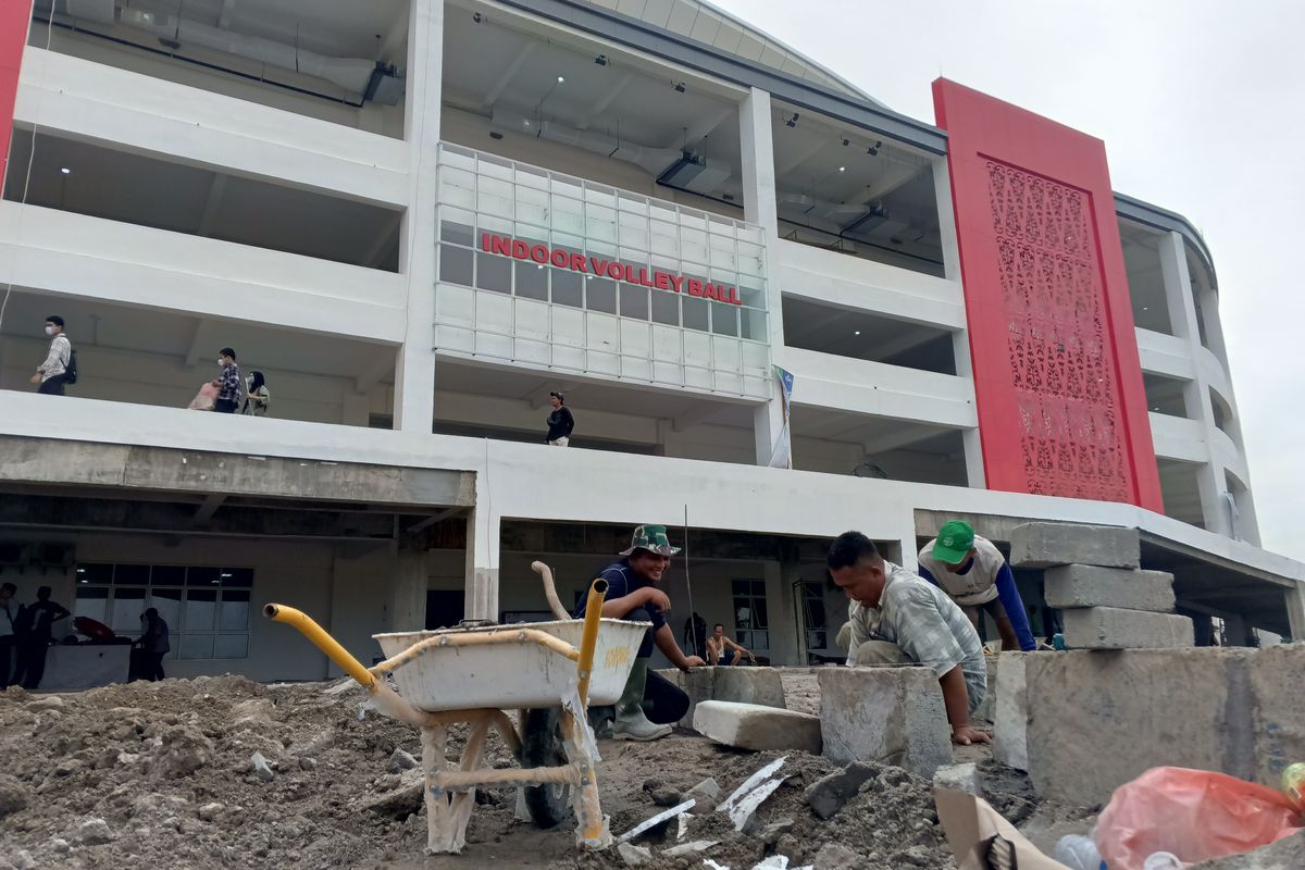 Para pekerja saat sedang memasang batu di Venue Voli  Indoor Sport Center Sumut di Desa Sena, Deli Serdang, Sumut, Selasa (10/9/2024)