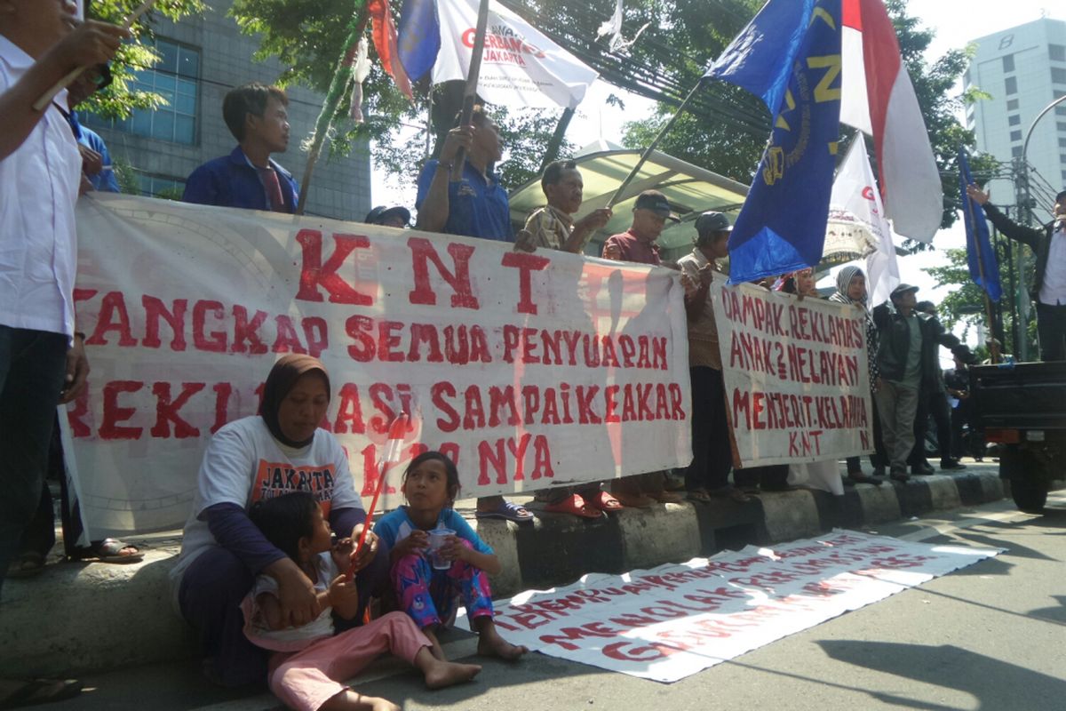 Aksi demo menuntut pembahasan raperda tentang reklamasi di Gedung DPRD DKI Jakarta, Jalan Kebon Sirih, Rabu (26/7/2017). 