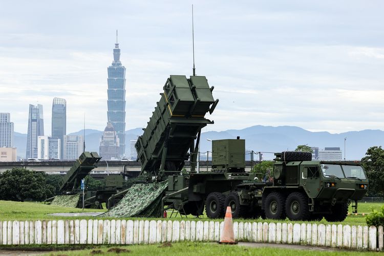 Sistem anti-rudal Patriot buatan Amerika Serikat saat dipasang di taman Ibu Kota Taipei, Taiwan, pada 11 Juli 2025 dalam rangka latihan militer Han Kuang. Taiwan kini merancang anti-rudal lainnya, yaitu T-Dome, untuk menangkis serangan China.