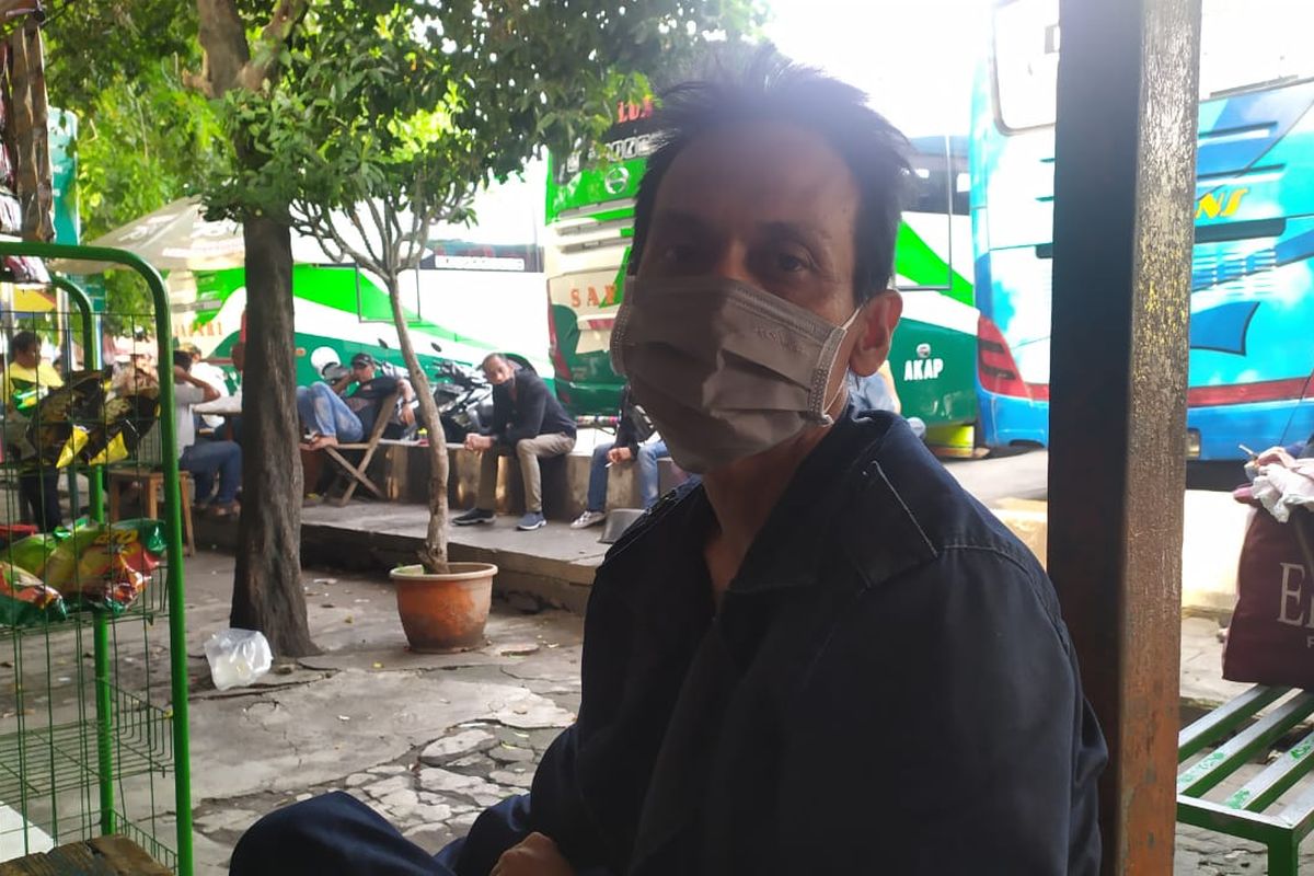 Saprudin (50) warga Serpong, Tangerang Selatan,  rela menumpang bus ke Bali dari Terminal Kalideres untuk pertama kali demi memghemat ongkos, Rabu (3/11/2021) 