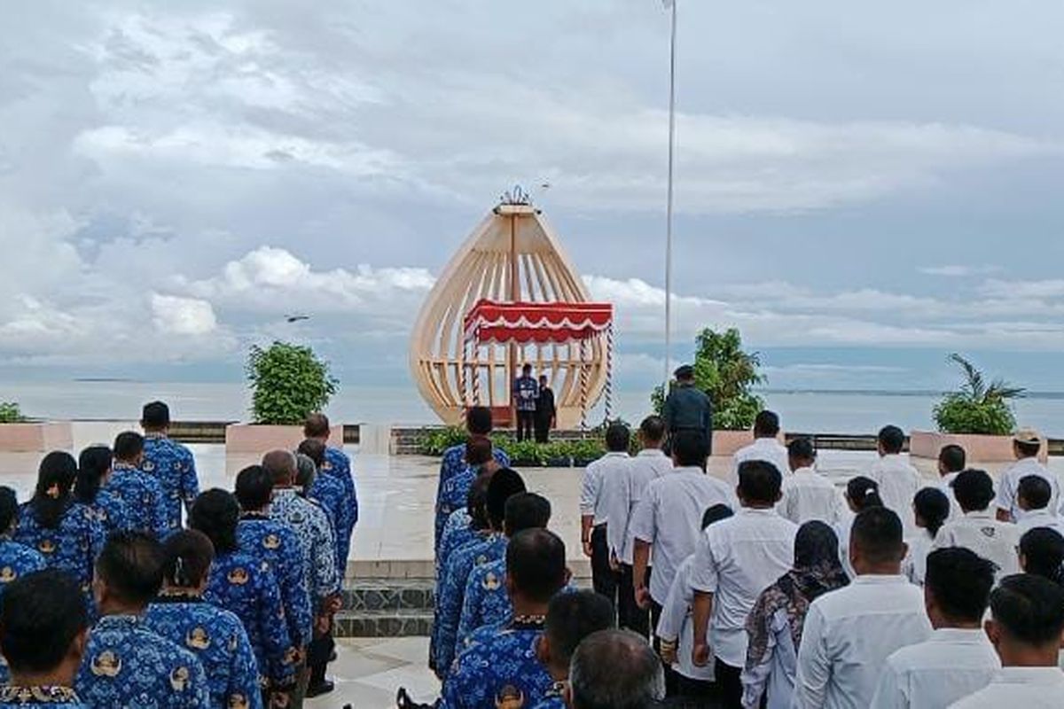 Upacara Peringatan Hari Bhakti Rimbawan di tepi pantai Lasiana, Kupang.