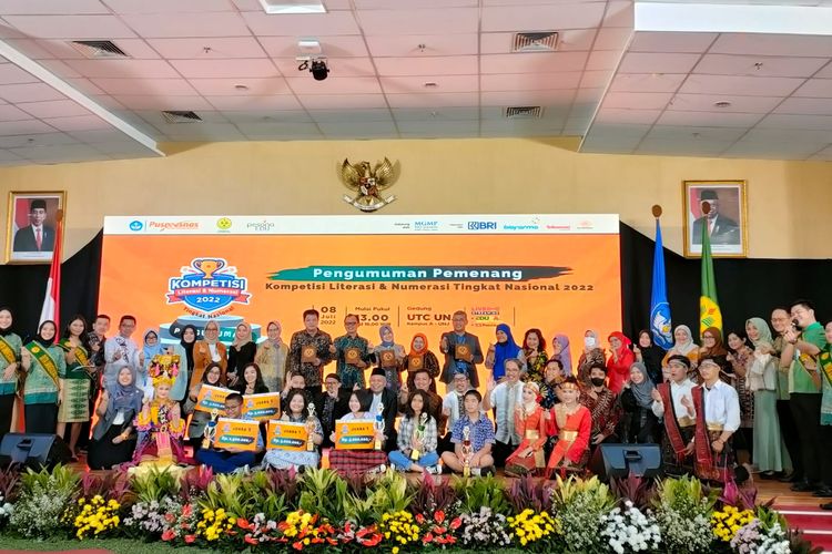 Acara pengumuman juara Kompetisi Literasi dan Numerasi Nasional 2022 digelar secara hibrid pada Jumat, 8 Juli 2022 di Kampus A UNJ, Jakarta.