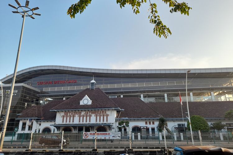 Stasiun Jatinegara di Jakarta Timur termasuk salah satu bangunan cagar budaya.