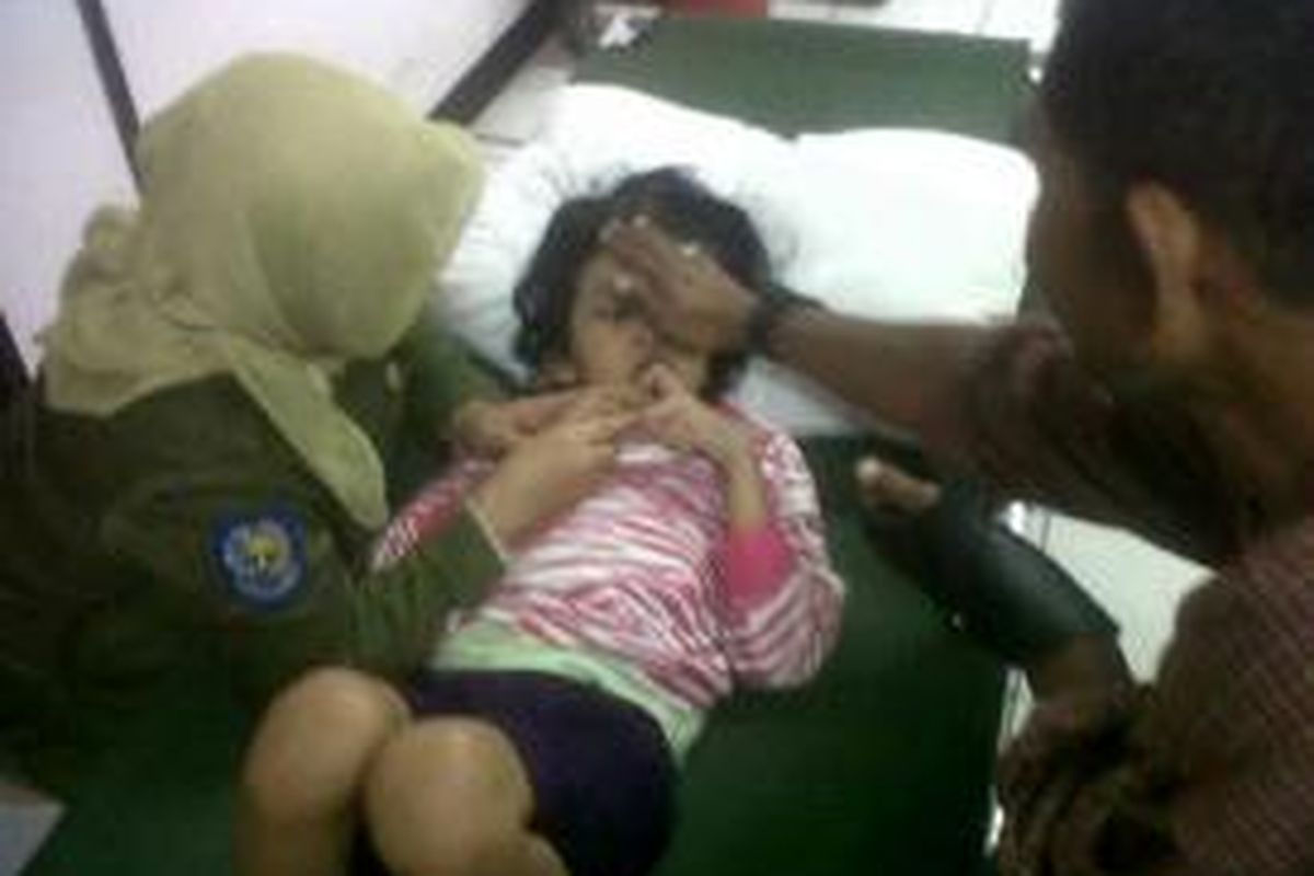 Warga menemukan seorang anak terlantar di Stasiun Tanjung Priok, Jakarta Utara, Senin (17/3/2014). Dinas Sosial Jakut menitipkan anak tersebut di Panti Anak Balita, Cipayung, Jakarta Timur.