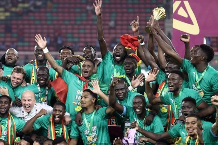 Para pemain timnas Senegal berselebrasi usai mengalahkan Mesir 4-2 via adu penalti dan menjadi juara Piala Afrika 2021.