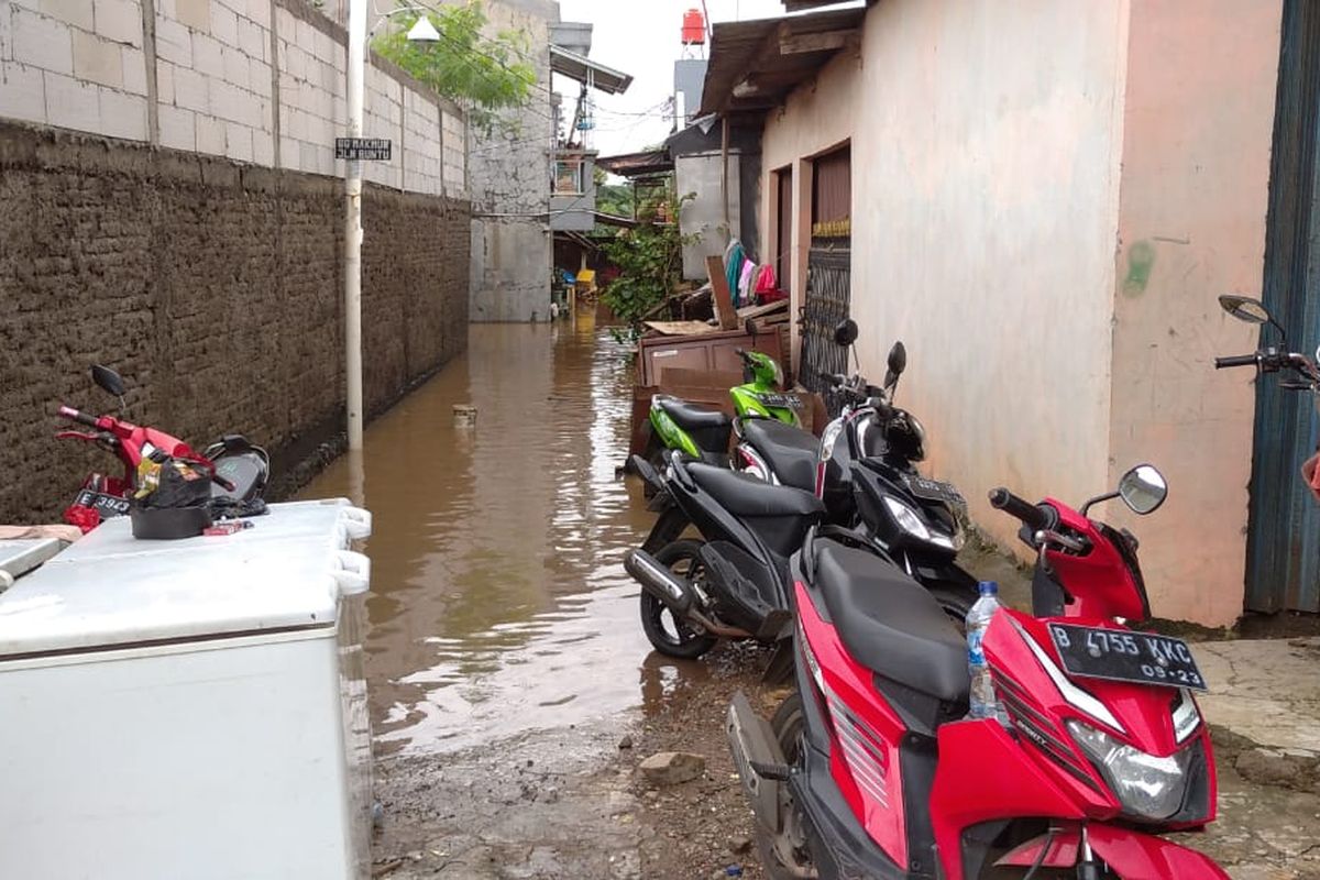 Salah satu pemukiman padat di wilayah Bintara, Bekasi Barat yang terendam banjir, Selasa (25/2/2020).