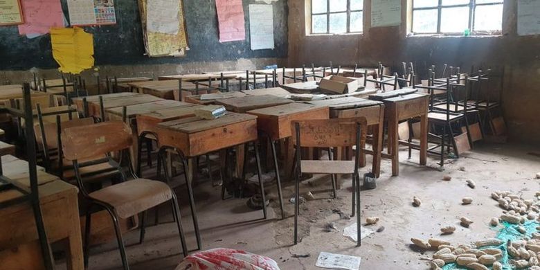 Inilah penampakan salah satu ruang kelas di Kenya yang diubah menjadi peternakan ayam. Salah satu upaya pendidik di sana bertahan hidup di tengah pandemi Covid-19.