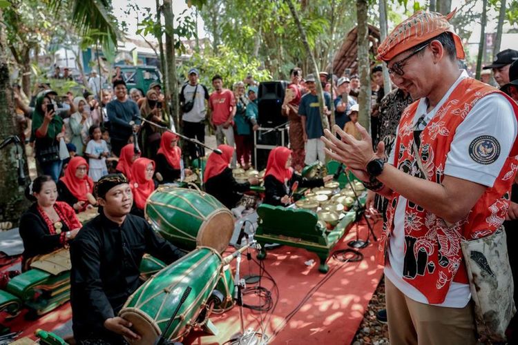 Menparekraf Sandiaga Uno Saat Berkunjung ke Desa Wisata Pekunden, Banyumas.