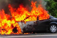 Polisi Evakuasi Mobil Toyota Corolla yang Terbakar di Ruas Tol Cikampek