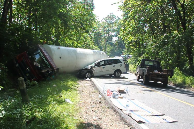 Truk tangki Pertamina yang terguling di Jalan Nasional Blora-Cepu, pada Senin (21/11/2022)